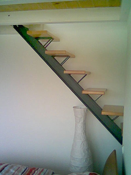 Treppe aus Stahl mit Holzstufen
