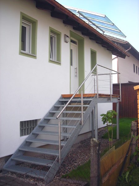 Haustüraufgang mit Vordach aus Stahl, verzinkt